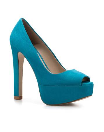 รองเท้ากำมะหยี่สีฟ้า จาก Zara ราคา 2,990 บาท