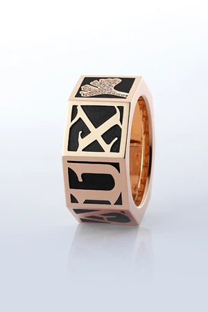 แหวนไอคอน ทำด้วยทองคำชมพูประดับเพชร 22 เม็ดบนใบกิงโกะ จาก กาโดซ์ จิวเวลรี่ ราคา 75,000 บาท