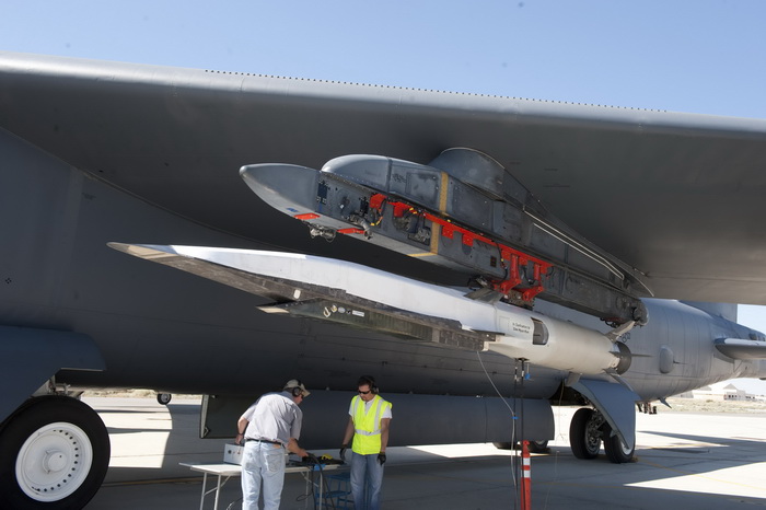 เจ้าหน้าที่ภาคพื้นดินกำลังเช็คความพร้อมขั้นสุดท้าย ก่อนเริ่มทดสอบเครื่องบินเร็วเหนือเสียง X-51A เวฟไรเดอร์ ที่ฐานทัพอากาศเอ็ดเวิร์ดส มลรัฐแคลิฟอร์เนีย