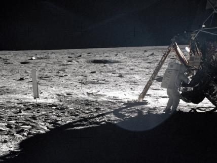 นีล อาร์มสตรอง ข้างๆ ลูนาร์โมดูลบนพื้นผิวดวงจันทร์ (นาซา)