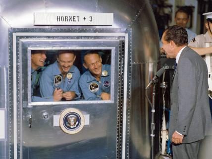 ประธานาธิบดีริชาร์ด นิกสัน (Richard Nixon) ไปต้อนรับ สามฮีโร่ในภารกิจอะพอลโล 11 (ซ้ายไปขวา) นีล อาร์มสตรอง, ไมเคิล คอลลินส์ และ บัซ อัลดริน บนเรือกู้ลูกเรือที่กลางมหาสมุทรแปซิฟิก (นาซา)
