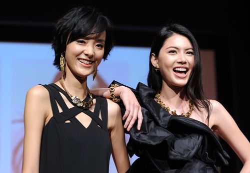 Tokyo, Tokyo, JAPAN: Chinese model Emma Pei (L) and Thai model Davika Hoorne smile as they pose during the launch of Shiseidos skincare cream Za at a press preview in Tokyo on September 13, 2012. Shiseidos popular skincare and make-up brand Za will be imported from Asia and will be launched on the Japanese market from September 15. AFP PHOTO/Yoshikazu Tsuno
