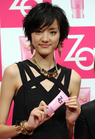 Tokyo, Tokyo, JAPAN: Chinese model Emma Pei poses with Shiseidos skincare cream Za at a press preview in Tokyo on September 13, 2012. Shiseidos popular skincare and make-up brand Za will be imported from Asia and will be launched on the Japanese market from September 15. AFP PHOTO/Yoshikazu Tsuno