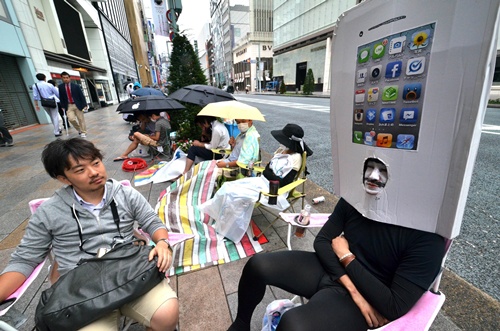 Tokyo, Tokyo, JAPAN: Customers line up to purchase Apples new iPhone 5 smartphone at the Softbank mobile phone shop in Tokyo on September 21, 2012. The iPhone 5 goes on sale on September 21 in Singapore, Sydney, US, Canada, France, Germany, Hong Kong, Japan and Britain. AFP PHOTO/Yoshikazu Tsuno