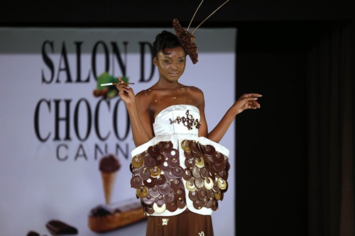 Cannes, Alpes-Maritimes, FRANCE: A model presents a dress made of chocolate on November 22, 2012 in Cannes, Southeastern France, during a fashion show for the inauguration of Cannes international chocolate fair. The event runs until November 25, 2012. AFP PHOTO/Valery Hache