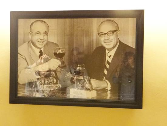 “เออร์เนสต์ แกลโล” (Ernest Gallo) และ “คูลิโอ แกลโล” (Julio Gallo) ผู้ก่อตั้ง E&J Gallo Winery 