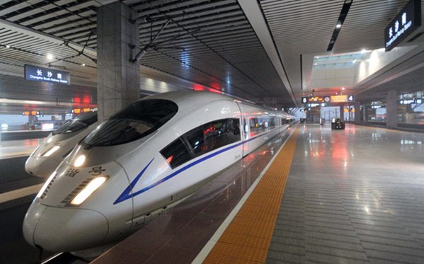 รถไฟหัวกระสุน G502 ออกจากสถานีฉังซาใต้ในมณฑลหูหนานของจีนวันที่ 26 ธ.ค. ขณะนี้เจ้ารถไฟความเร็วสูงดังกล่าวนี้ก็วิ่งอยู่บนรางใหม่สายปักกิ่ง-ก่วงโจวเป็นที่เรียบร้อย (ภาพซินหวา)