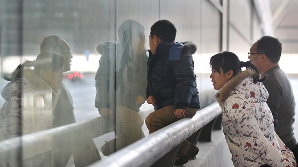 ประชาชนมองดูเส้นทางรถไฟสายใหม่ ณ สถานีเจิ้งโจวตะวันออก มณฑลเหอหนาน 23 ธ.ค. (ภาพซีเอฟพี)
