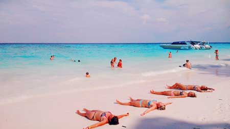ชายหาดหน้าเกาะตาชัย จุดที่นักท่องเที่ยวชาวต่างชาตินิยมนอนอาบแดด