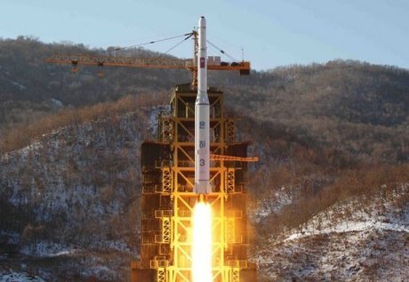 จรวดซึ่งขับเคลื่อนดาวเทียม กวางเมียงซอง-3 ของเกาหลีเหนือขึ้นสู่วงโคจร เมื่อวันที่ 12 ธันวาคม ปี 2012