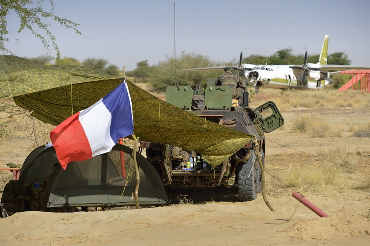 ธงชาติฝรั่งเศสถูกแขวนอยู่ใกล้กับเตนท์ทหารภายในสนามบินเมืองทิมบักตู วานนี้(30) หลังจากที่กองกำลังฝรั่งเศสสามารถยึดคืนเมืองแห่งนี้จากกลุ่มติดอาวุธอิสลามิสต์