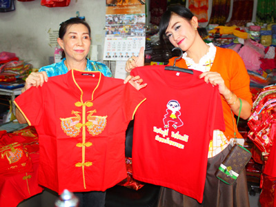 ร้านขายเสื้อผ้าแฟชั่นรับเทศกาลตรุษจีน ที่ จ.นครราชสีมา คึกคัก “ชุดกี่เพ้า” และ “เสื้อกัมนังสไตล์”  ขายดีเป็นพิเศษ วันนี้ ( 6 ก.พ.)