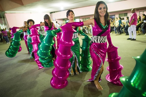 Sao Paulo, Sao Paulo, BRAZIL: Barroca Zona Sul Samba School dancers display their costumes designed by Japanese fashion designer Junko Koshino during their last reheasal in Sao Paulo, Brazil, on Feburuary 6, 2013. Koshino worked along with the school, which has connections with Japanese immigrants, as they prepare their parade performance aiming to return to the top division. AFP PHOTO/Yasuyoshi Chiba