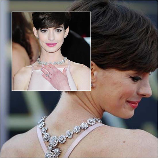 Anne Hathaway สวมเครื่องประดับ  จาก Tiffany & Co สร้อยคอ ราคา 485,000 ดอลลาร์, ต่างหู ราคา 39,300 ดอลลาร์