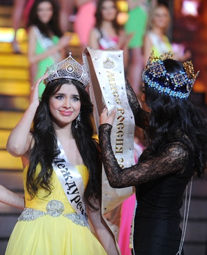 Moscow, RUSSIAN FEDERATION: Newly-crowned Miss Russia 2013 Elmira Abdrazakova (L) receives her title from current Miss World 2012 Yu Wenxia (R) of China during the competition in Moscow late on March 2, 2013. The 18-year-old Abdrazakova from Mezhdurechensk was crowned the 2013 winner in the 21st edition of Miss Russia. AFP PHOTO/Andrey Smirnov