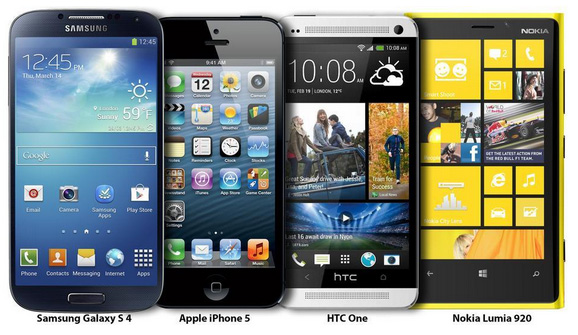 Galaxy S 4 (ซ้ายสุด) และสมาร์ทโฟนที่ได้ชื่อว่าเป็นคู่แข่งโดยตรงอย่าง iPhone 5, HTC One และ Nokia Lumia 920