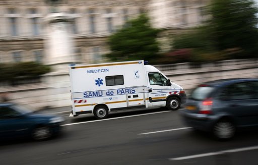 An ambulance navigates its way past the traffic in paris, on June 9, 2013 (AFP/File, Loic Venance)