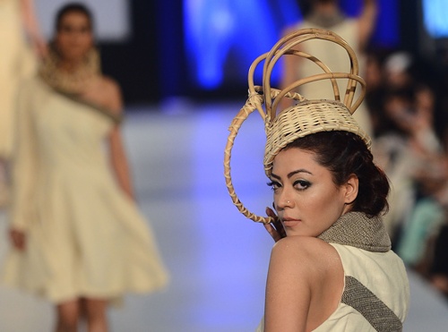 Lahore, PAKISTAN: A model presents a creation by Pakistani designer Ali Xeeshan on the last day of the Pakistan Fashion Design Council (PFDC) show in Lahore on late April 29, 2013. AFP PHOTO/Arif Ali