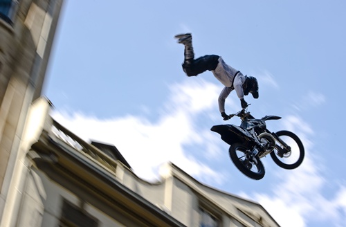 Frankfurt am Main, Hessen, GERMANY: Motocross driver Florian Menge flies in the air with his motorcycle as he takes part in the skyscraper festival in Frankfurt am Main, western Germany, on May 25, 2013. The festival takes place from may 25-26, 2013 and is expected to attract hundred thousands of visitors. AFP PHOTO/Nicolas Armer 