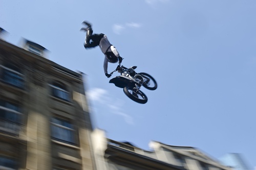 Frankfurt am Main, Hessen, GERMANY: Motocross driver Florian Menge flies through the air with his motorcycle as he takes part in the skyscraper festival in Frankfurt am Main, western Germany, on May 25, 2013. The festival takes place from may 25-26, 2013 and is expected to attract hundred thousands of visitors. AFP PHOTO/Nicolas Armer 