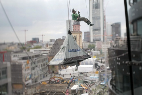 Frankfurt am Main, Hessen, GERMANY: German moutain climber Stefan Glowacz ropes down alongside a building to climb into a tent above Zeil street in Frankfurt am Main, western Germany, on May 25, 2013 as part of the skyscraper festival. The festival takes place from may 25-26, 2013 and is expected to attract hundred thousands of visitors. AFP PHOTO/Nicolas Armer 