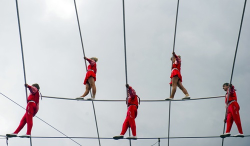 Frankfurt am Main, Hessen, GERMANY: High-wire dancers of the acrobat group Geschwister Weisheit (wisdom siblings) perform on the tightrope on May 25, 2013 during the German Gymnastics Festival in Frankfurt am Main, western Germany. The gymnastics and sports-for-all event is running until May 25, 2013 in several venues of the Rhine-Neckar region. Organisers expect more than 80,000 participants. AFP PHOTO/Nicolas Armer 