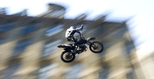 Frankfurt am Main, Hessen, GERMANY: Motocross driver Sven Schmid flies through the air with his motorcycle as he takes part in the skyscraper festival in Frankfurt am Main, western Germany, on May 25, 2013. The festival takes place from may 25-26, 2013 and is expected to attract hundred thousands of visitors. AFP PHOTO/Nicolas Armer 