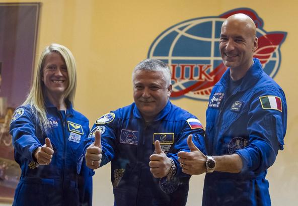นักบินอวกาศจากนาซา คาเรน ไนเบิร์ก (ซ้าย) นักบินอวกาศรัศเซีย ไฟโอดอร์ ยัวร์คิชิน(กลาง) และนักบินอวกาศอิตาลี ลูก้า ปาร์มิตาโน(ขวา)