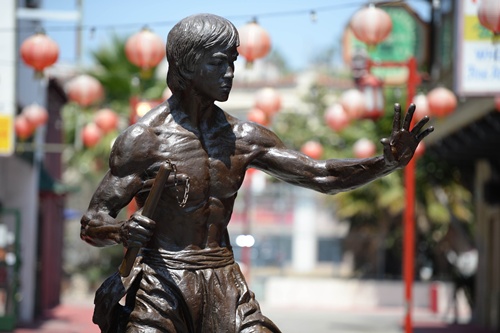 Los Angeles, California, UNITED STATES: A statute of the late martial arts icon Bruce Lee is seen in Chinatown in downtown Los Angeles June 16, 2013. The 7.6-feet (2.31 meters) tall bronze statue of the Hollywood legend was unveiled yesterday and will be on temporary display during the summer as organizers work to raise the additional US$150,000 needed to permanently install the statue. AFP PHOTO/Robyn Beck 
