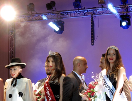 Oran, ALGERIA: Rym Amari, Miss Algeria 2013, (C) stands with French beauty contest organiser Genevieve de Fontenay (L) and one of the runners-up at the end of the beauty pageant in the western city of Oran late on June 21, 2013. After an absence of 10 years, the Miss Algeria beauty contest was held in Oran, with 19-year-old science student Rym Amari taking the pageant honours. AFP PHOTO/Beatrice Khadige