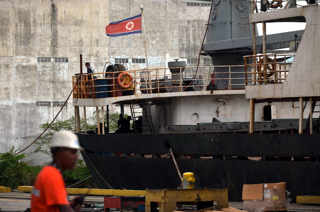 เรือสินค้า ชอง ชอน กัง สัญชาติเกาหลีเหนือ ซึ่งถูกทางการปานามาสกัดจับได้ และตรวจพบชิ้นส่วนขีปนาวุธซุกซ่อนอยู่ใต้กระสอบน้ำตาลนับแสนกิโลกรัม 