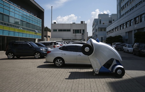 The Armadillo-T, a foldable electric vehicle, is parked at the Korea Advanced Institute of Science and Technology (KAIST) in Daejeon, south of Seoul September 2, 2013. With a click on a smartphone, the experimental Armadillo-T electric car made in South Korea will park itself and fold nearly in half, freeing up space in crowded cities. The quirky two-seater, named after the animal whose shell it resembles, may never see production but it is part of a trend of developing environmentally friendly vehicles for urban spaces. Picture taken September 2, 2013. REUTERS/Kim Hong-Ji 