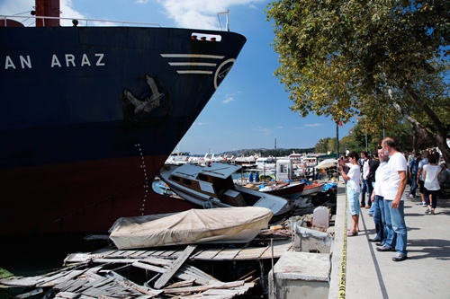 Istanbul, Istanbul, TURKEY: People look at a cargo ship that crashed into the Beykoz pier while crossing the Bosphorus in Istanbul on September 6, 2013. No one was hurt in the accident that damaged over ten boats docked by the pier. AFP PHOTO/Gurcan Ozturk