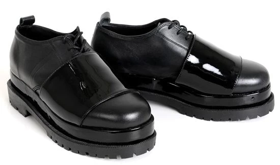 รองเท้าหนังสีดำตกแต่งหนังแก้ว จาก สตรอง เตวีทิวารักษ์ ราคา 3,900 บาท