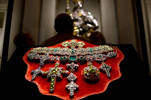 Rome, ITALY: This picture taken on October 29, 2013 shows a necklace of Saint Januarius, in gold, silver and precious stones created by Michele Dato in 1679, as it is displayed during the press day of the exhibition The Treasure of Naples, in Rome. Riches from a Neapolitan treasure trove said to be worth more than the British crown jewels are going on show in Rome in an unprecedented exhibition of emeralds and diamonds once owned by popes and kings. The exhibition will be held at the Palazzo Sciarra, the Museo Fondazione Roma from October 30, 2013 to February 16, 2014. AFP PHOTO/Gabriel Bouys