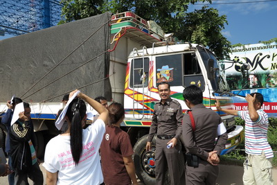 ตำรวจหนองคายเตรียมคุมเข้มรถบรรทุกน้ำยางพารา ที่เกิดปัญหาน้ำยางไหลเรี่ยราดลงบนพื้นถนน