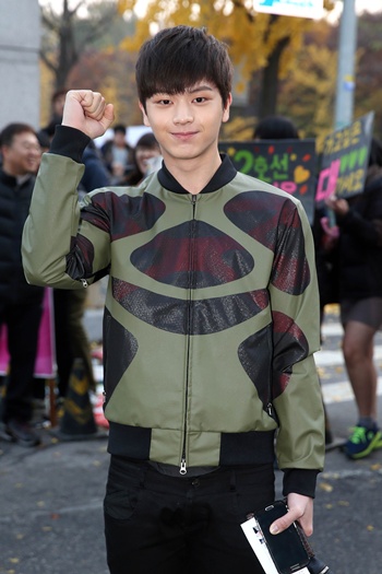 SEOUL, REPUBLIC OF KOREA: South Korean idol BtoB member Yook Sung-Jae gestures before taking the College Scholastic Ability Test, a standardised exam for college entrance, in Seoul on November 7, 2013. South Korea has rescheduled flights and imposed strict traffic and noise restrictions as 650,000 as students take the college entrance exam which many see as a milestone that will define their adult lives. AFP PHOTO/STARNEWS