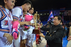 ดร.อาทิตย์ อุไรรัตน์ ประธานสหพันกีฬาเชียร์ลีดดิ้งฯ มอบถ้วยให้ทีมชาติไทยที่คว้าแชมป์เชียร์ลีดดิ้งชิงแชมป์โลกครั้งที่ 7