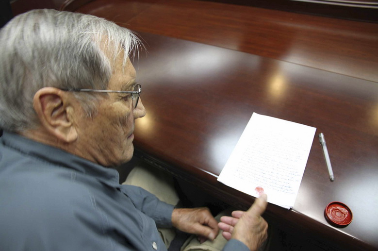 เมอร์ริล นิวแมน อดีตทหารสหรัฐฯ วัย 85 ปี พิมพ์ลายนิ้วมือของเขาลงบนกระดาษแผ่นหนึ่ง หลังถูกทางการเกาหลีเหนือนำไปกักขังไว้ในสถานที่ที่ไม่เปิดเผย