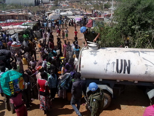 ชาวซูดานใต้กำลังรอน้ำดื่มจากรถขององค์การสหประชาชาติ