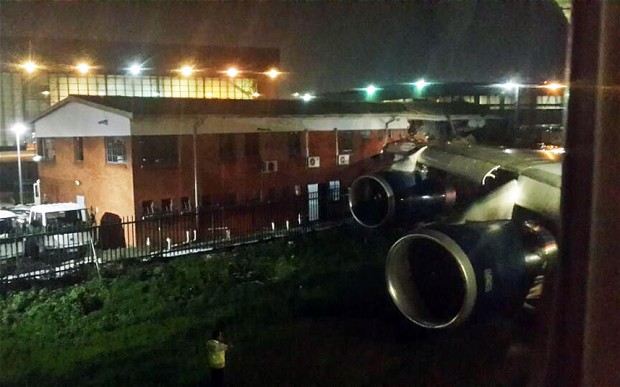 ปีกด้านขวาของเครื่องบิน บริติชแอร์เวย์ เสียบทะลุเข้าไปในผนังของอาคารหลังหนึ่งในสนามบิน โออาร์ ตัมโบ เมืองโยฮันเนสเบิร์ก หลังประสบอุบัติเหตุเฉี่ยวชนก่อนเทคออฟ เมื่อคืนวานนี้(22)