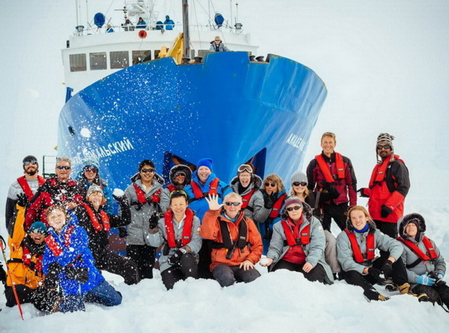 โฉมหน้าเหล่าผู้โดยสารที่ได้แต่สำรวจทวีปแอนตาร์กติกา เฉพาะในรัศมีสั้นๆ รอบเรือ เนื่องจากเรือของพวกเขาติดน้ำแข็งภายหลังหลบหนีพายุหิมะในคืนวันอังคาร (24 ธ.ค.) 