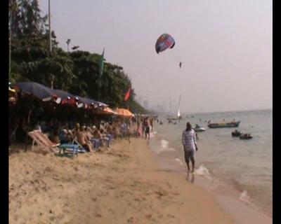 บรรยากาศเทศกาลปีใหม่เมืองพัทยาคึกคัก นักท่องเที่ยวชาวไทย-ต่างประเทศแน่นหาด 