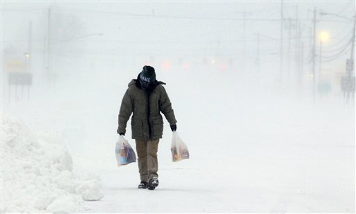 ภาพประชาชนในสหรัฐฯ เดินกลับที่พักท่ามกลางอากาศหนาวเหน็บในนิวยอร์ก (เอพี) 