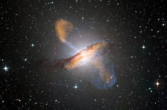 ภาพผสมจากกล้องฮับเบิลเผยลำรังสีและคลื่นวิทยุที่ปล่อยมาจากหลุมดำใจกลางกาแล็กซีเซนทอรัสเอ (Centaurus A) หรือ NGC5128 (นาซา)