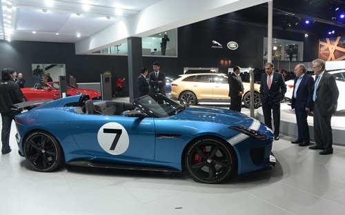 Greater Noida, INDIA: Indian Business tycoon Ratan Tata (3R) stands near the Jaguar project 7 car at the 12th Auto Expo in Greater Noida on the outskirts of New Delhi on February 5, 2014. AFP PHOTO/Sajjad Hussain