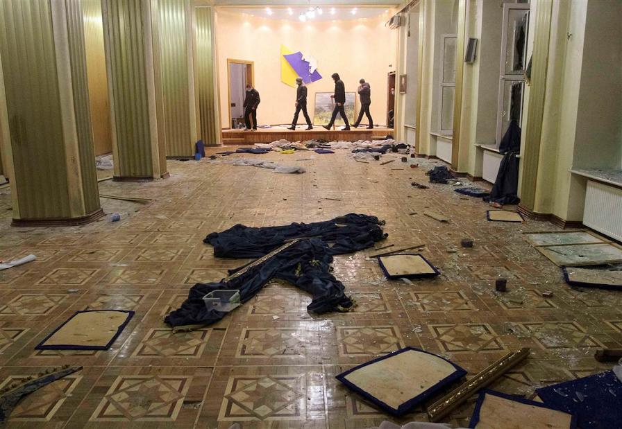 ภาพความเสียหายภายในสำนักงานตำรวจเมืองลวีฟ ซึ่งปรากฎมีกลุ่มผู้ประท้วงอยู่ภายในอาคารในวันพุธ (19) 