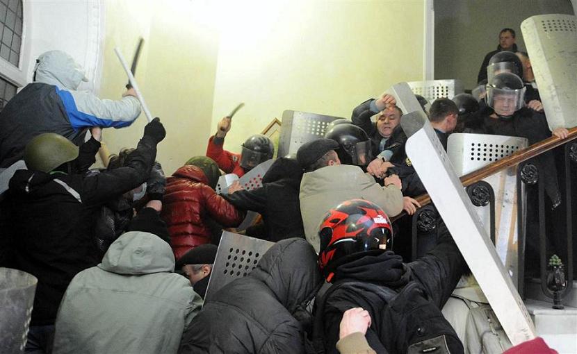 ผู้ประท้วงปะทะกับตำรวจยูเครนในระหว่างที่ม็อบได้บุกเข้าไปภายในสำนักงานตำรวจในเมืองลวีฟ 