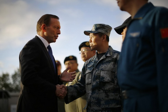  นายกรัฐมนตรีโทนี แอ็บบอตต์ ของออสเตรเลีย ให้กำลังใจทีมค้นหานานาชาติ หลังจากยืนยันว่าปฏิบัติการค้นหาเที่ยวบิน MH370 จะดำเนินต่อไปอย่างไม่มีกำหนด 