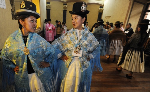 La Paz, BOLIVIA: Aymara natives wearing Bolivian typical costumes take lessons at the modelling school Moda Chola, in La Paz, on March 22, 2014. AFP PHOTO/Aizar Raldes